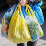 නීතියට මුවාවී රුපියලේ ෂොපින් බෑග් එක රුපියල් තුනට විකුණන සුපර් මාකට් මංකොල්ලය..